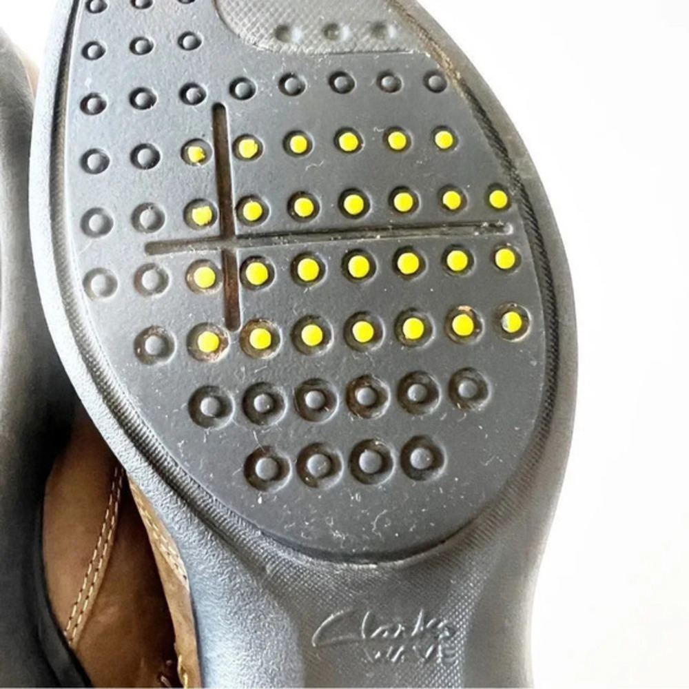 Clarks Wave Olive Green Nubuck Suede Bucs Women’s Size 7 Strap‎ Detail READ - Picture 10 of 11